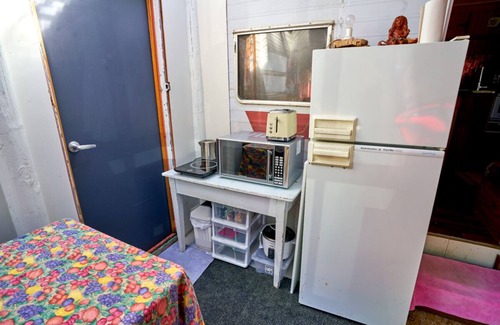Killiecrankie House | Budget accommodation, close to the beach. Caravan, with a bright & airy annex,