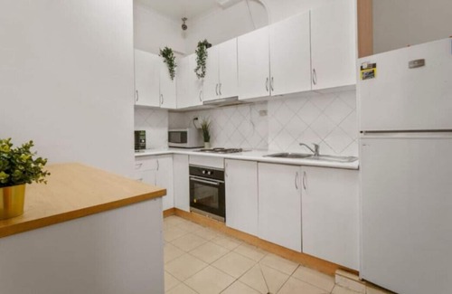 Kings Cross House | Budget double room in a hotel shared bathroom wifi