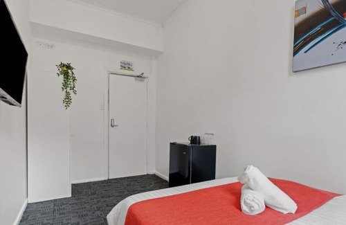 Kings Cross House | Budget double room in a hotel shared bathroom wifi