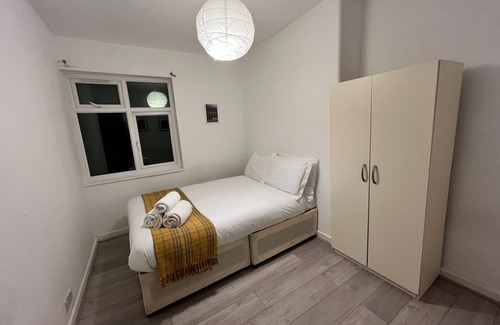 College Park and Old Oak House | Budget Double Room in Hammersmith