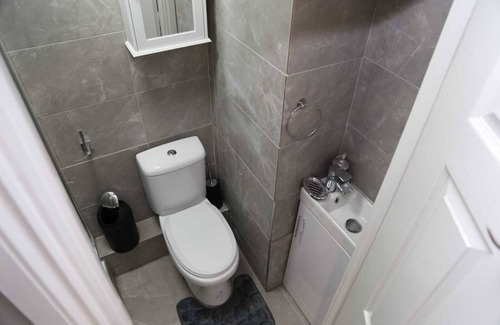 Woolwich Common Ski Chalet | Budget Ensuite Room Woolwich