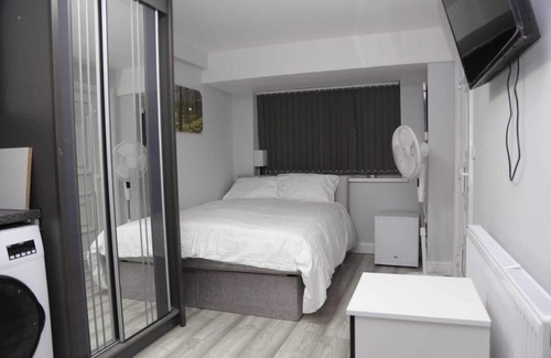 Woolwich Common Ski Chalet | Budget Ensuite Room Woolwich