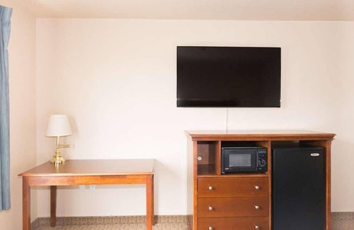 McMinnville Hotel | Budget-Friendly Accommodation in Red Lion McMinnville! On-site Pool!