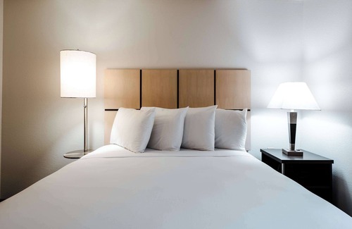 Fossil Creek Hotel | Budget-friendly Accommodation, Short Drive to Dickies Arena! FREE Parking!