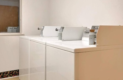 Evanston House | Budget-friendly Accommodation in Knights Inn Evanston! Free Onsite Parking