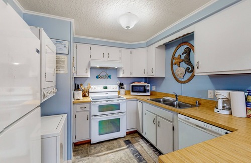 Midtown Ocean City Condo | Budget-Friendly Beach Condo w/Private Washer/Dryer, Central A/C, WiFi
