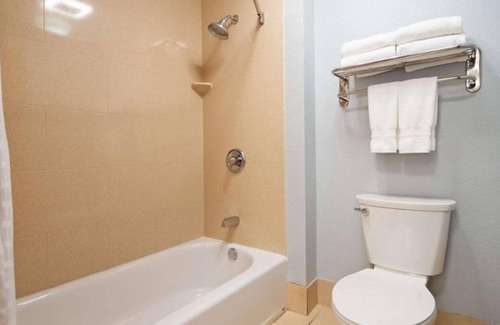 Blaine House | Budget-Friendly Comfort, Free Breakfast & Parking, Near Ohio Valley Mall