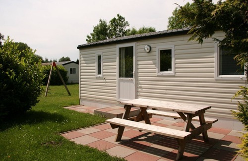 Terwolde House | Budget-friendly mobile home for 4 people, simply furnished.