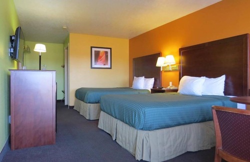 St. George Hotel | Budget-Friendly Room in Prime Location | Complimentary Breakfast w/Pool Access