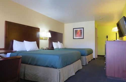 St. George Hotel | Budget-Friendly Room in Prime Location | Complimentary Breakfast w/Pool Access