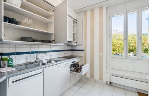 Hottingen Apartment | Budget-Friendly & Roomy: Zurich Apartment