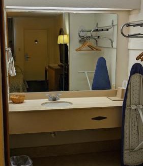 Henderson Hotel | Budget Host Inn
