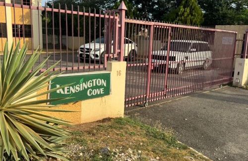 Eden Gardens Apartment | Budget Kingston Classic - Kensington Nest