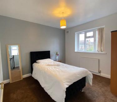 Seisdon House | budget private rooms close to city centre and airport