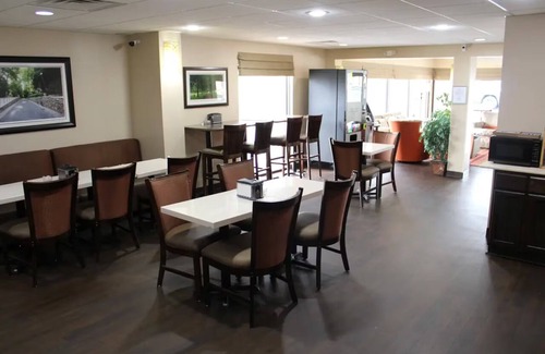 Lynchburg Hotel | Budget Room Near Blackwater Creek Natural Area – 3.2 Miles l Breakfast Included