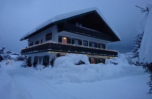 Ruhpolding Apartment | Budget room on the first floor with separate private bathroom (max. 3 people) Room size 22 m²