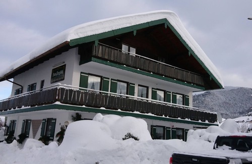 Ruhpolding Apartment | Budget room on the first floor with separate private bathroom (max. 3 people) Room size 22 m²