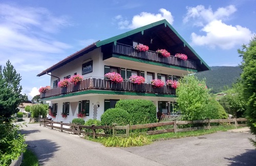 Ruhpolding Apartment | Budget room on the first floor with separate private bathroom (max. 3 people) Room size 22 m²