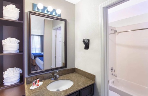 Florida Center Hotel | Budget Stay with Pool & Parking – Near Disney, Universal & SeaWorld
