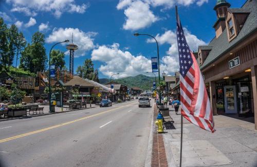 Gatlinburg - Pigeon Forge House | Buena Vista Getaway by American Patriot Getaways