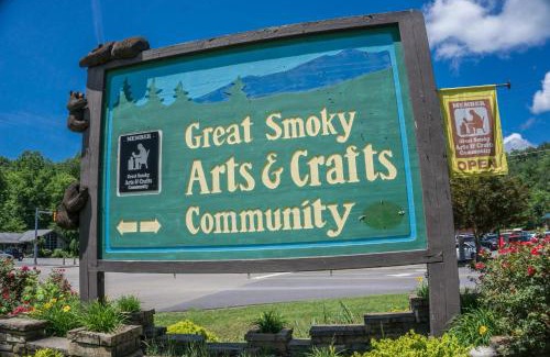 Gatlinburg - Pigeon Forge House | Buena Vista Getaway by American Patriot Getaways