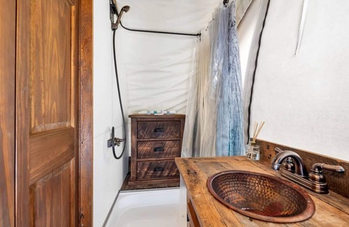 Virgin Cabin | Buffalo Bill Wagon #25 w/2 QB, BBQ & Fire Pit