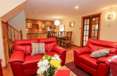 Weem Cottage | BUGABOO COTTAGE, pet friendly, with a garden in Aberfeldy