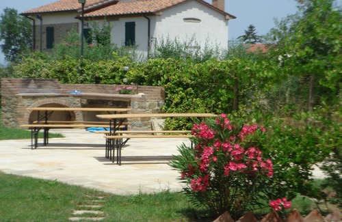 Cortona Apartment | Bugia is a Self-Contained studio Apartment with large Pool, free WiFi & parking