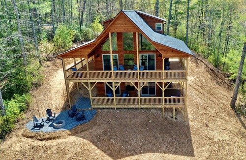 Brasstown Cabin | Built in 2022 includes hot tub, fire pit, ping pong & views in NC Mountains!
