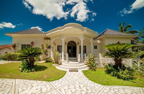 Whitehouse Villa | Buki Ocean View- δύο, 5 B/R, Sleeps 12, with Chef