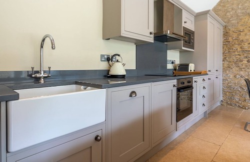 Dyrham Cottage | Bull Pen - sleeps 2 guests in 1 bedroom