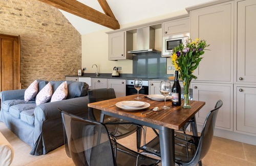 Dyrham Cottage | Bull Pen - sleeps 2 guests in 1 bedroom