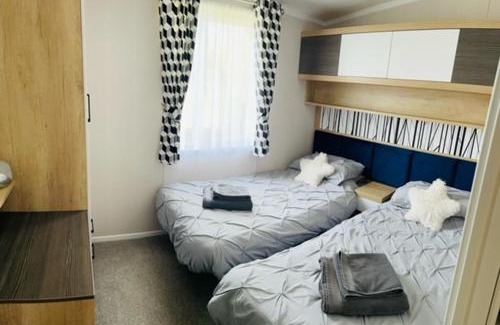 Tattershall Resort | Bull Rush Retreats luxury hot tub lodge at Tattershall Lakes