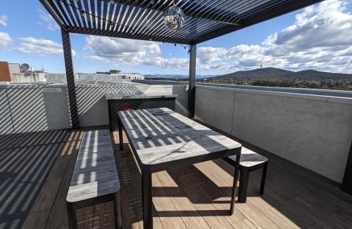 Lyneham Apartment | Bunduluk - Chic cosy apt, WiFi, Netflix, walk to food & shops