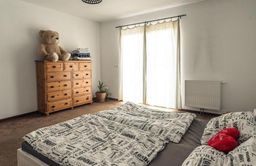 Golcuv Jenikov House | Bungalov u řeky a lesa