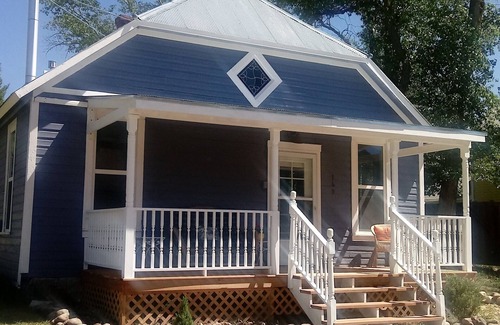 Twin Lakes House | Bungalow 1880's with Stunning views of Colorado's fourteeners and pet friendly
