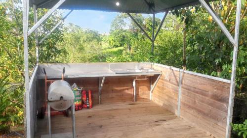 Le Robert House | Bungalow charmant au Robert avec piscine partagée