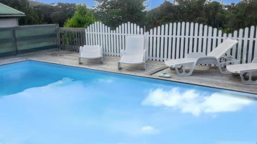 Le Robert House | Bungalow charmant au Robert avec piscine partagée