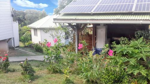 Le Robert House | Bungalow charmant au Robert avec piscine partagée