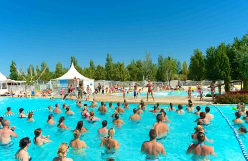 Vias House | Bungalow charmant près de Vias avec piscine partagée