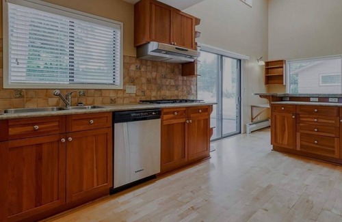 Delta House | Bungalow close to beach, Tsawwassen Town Centre Mall, Victoria Ferry Terminal