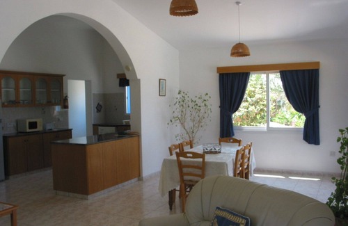 Pegeia House | Bungalow, en-suite,walking distance,Coral Bay , Sea views,Pool, disable friendly