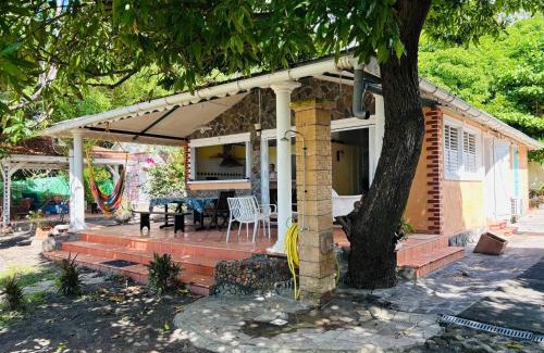 Saint-Pierre House | Bungalow enchanteur à Saint-Pierre avec vue sur la mer et jardin