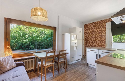 Niedenstein House | Bungalow 'Giraffe' with Shared Terrace, Shared Garden and Wi-Fi