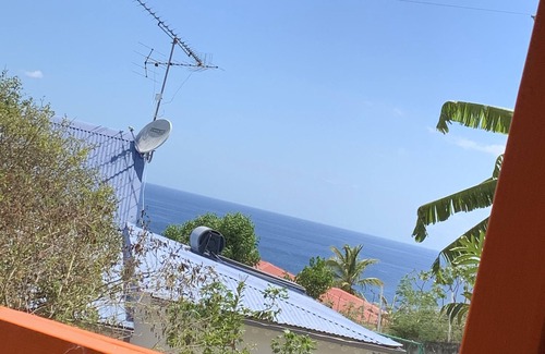 Bouillante House | Bungalow in a quiet corner with sea view