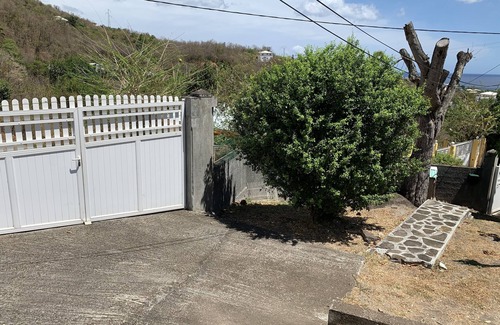 Bouillante House | Bungalow in a quiet corner with sea view