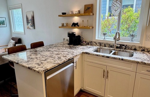 Regional District of Nanaimo House | Bungalow in beautiful Qualicum Beach.
