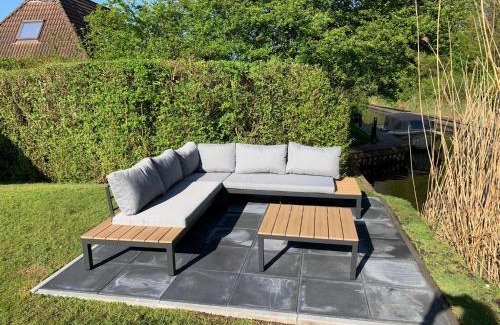 Eernewoude House | Bungalow in Friesland with Private Spa & Sloop