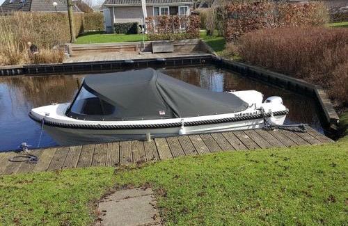 Eernewoude House | Bungalow in Friesland with Private Spa & Sloop