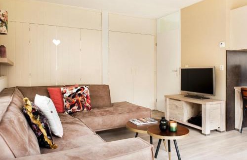 Eernewoude House | Bungalow in Friesland with Private Spa & Sloop